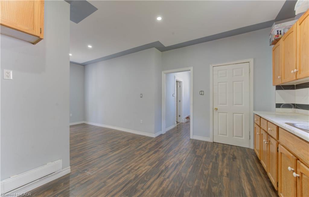 138 Courtland Avenue E Property Photo 8