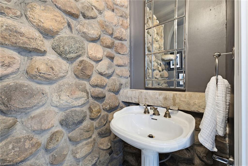 3083 Lakeshore Road Property Photo 15