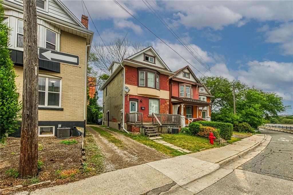 738 King Street W Property Photo 1