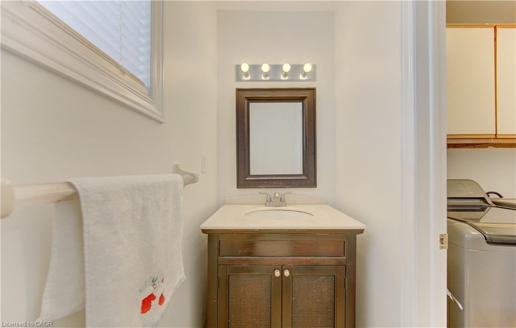 699 Grange Crescent Property Photo 7
