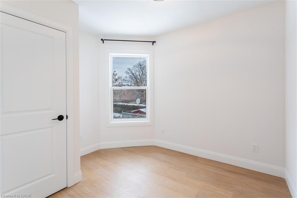 2-115 Catharine Street N Property Photo 18