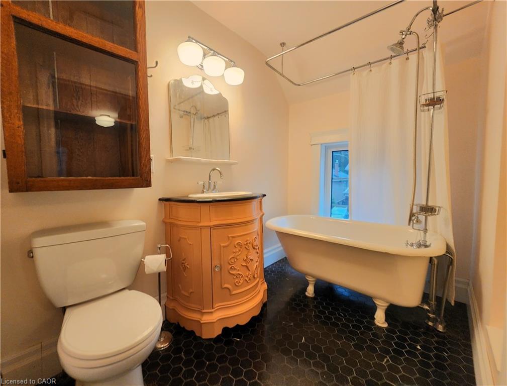 446 Macnab Street N Property Photo 9