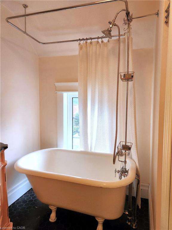 446 Macnab Street N Property Photo 10