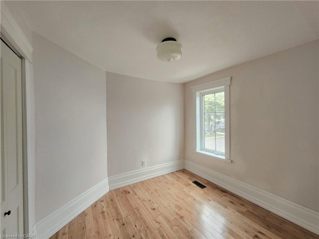 446 Macnab Street N Property Photo 11