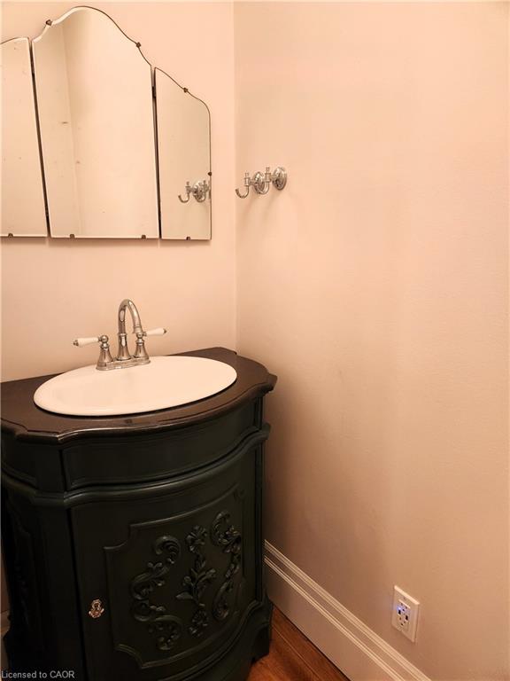 446 Macnab Street N Property Photo 12