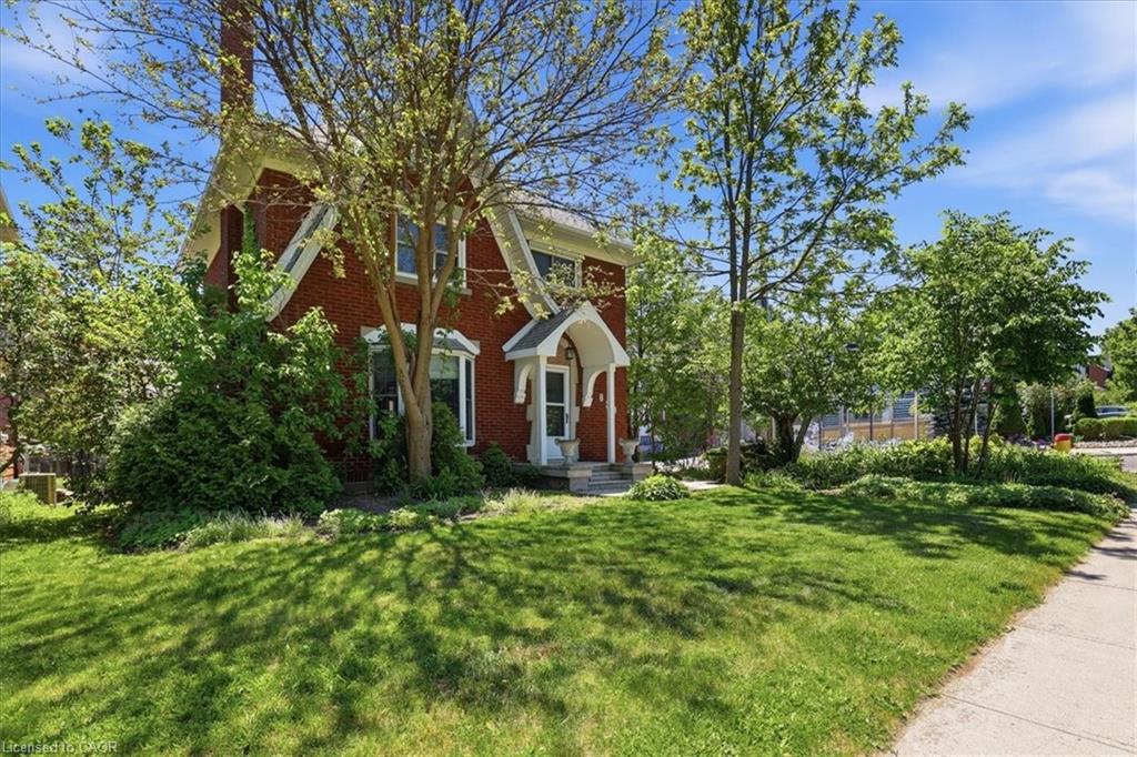 859 Queen's Boulevard