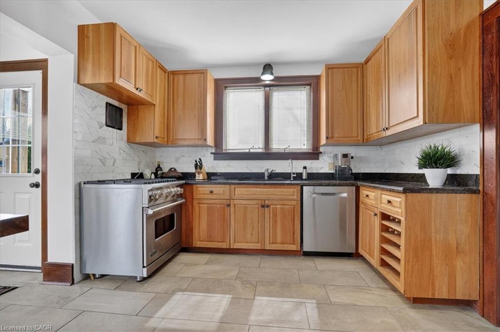 859 Queen's Boulevard Property Photo 12
