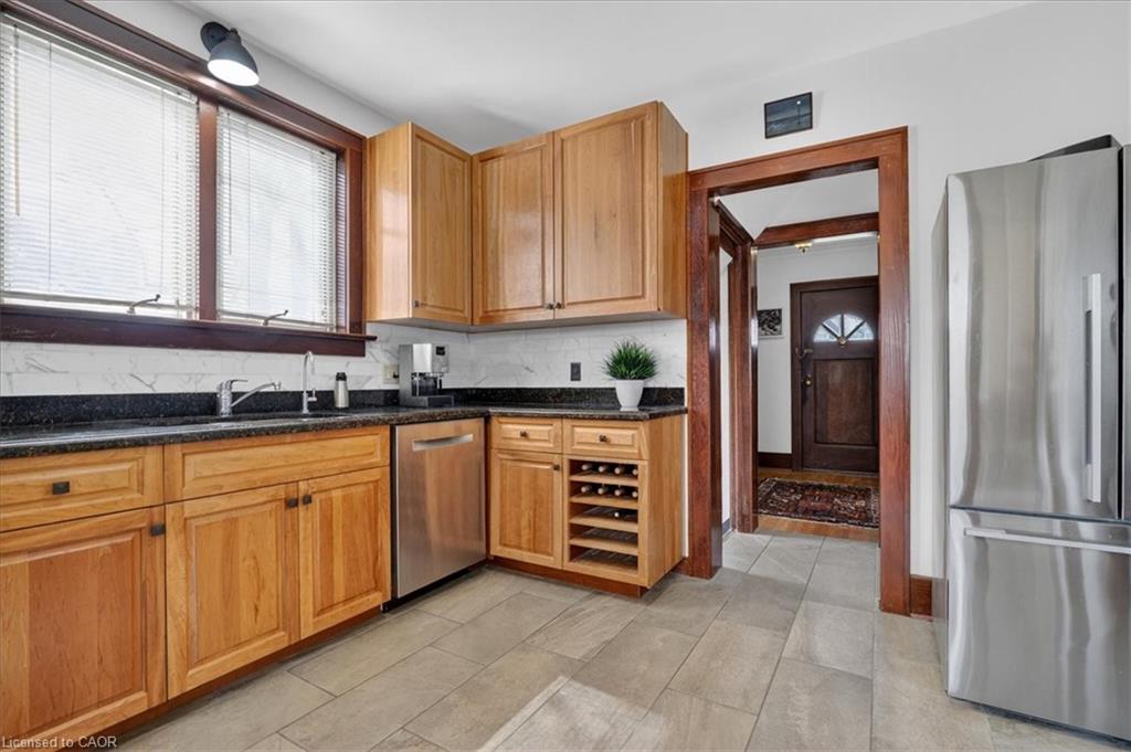 859 Queen's Boulevard Property Photo 14