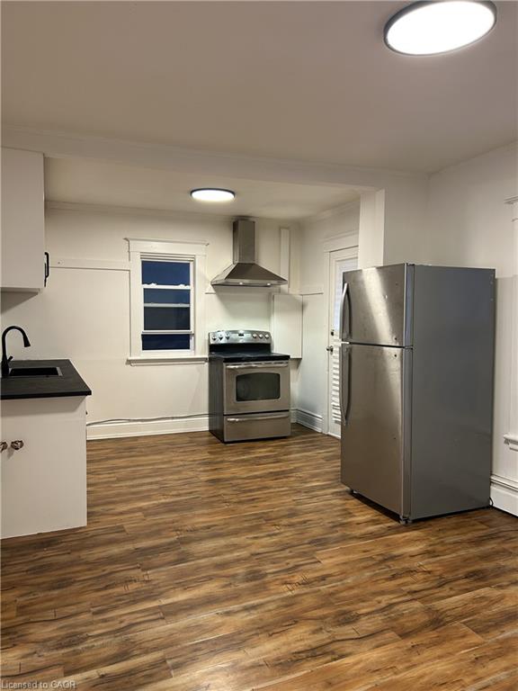 2-3 Balmoral Avenue S Property Photo 1