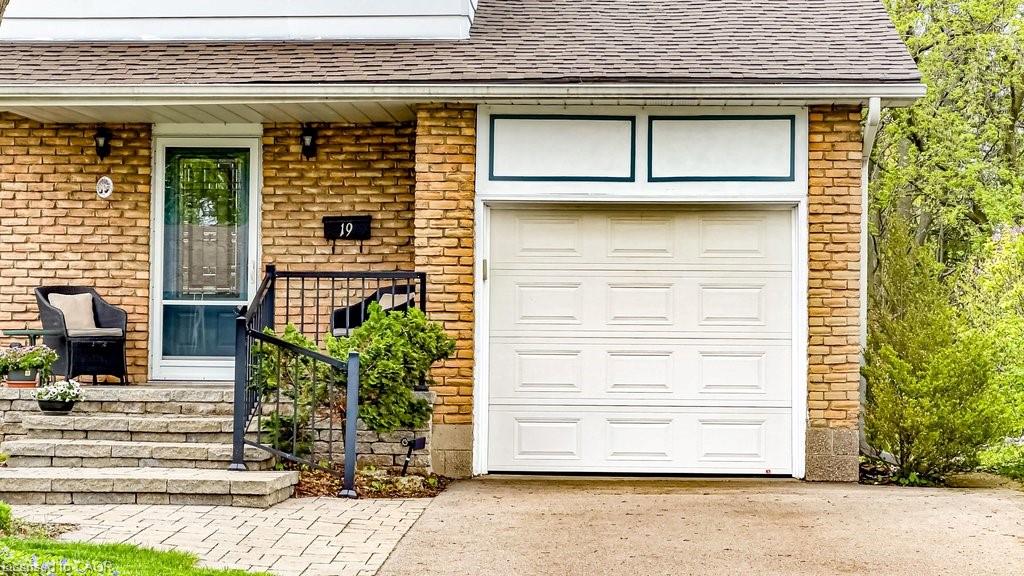 19 Chateau Court Property Photo 2
