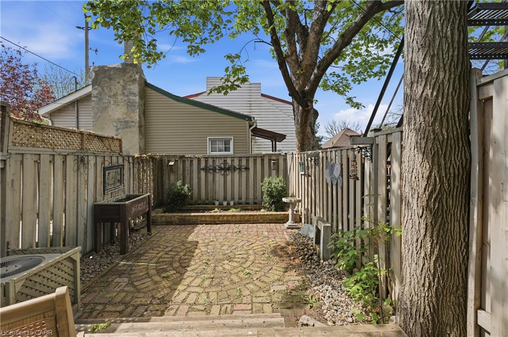 277 Main Street W Property Photo 28