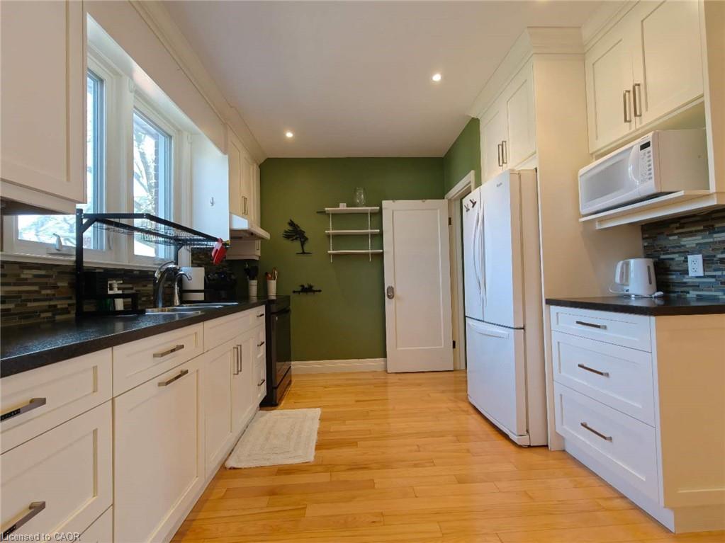 18 Dunbar Road S Property Photo 12