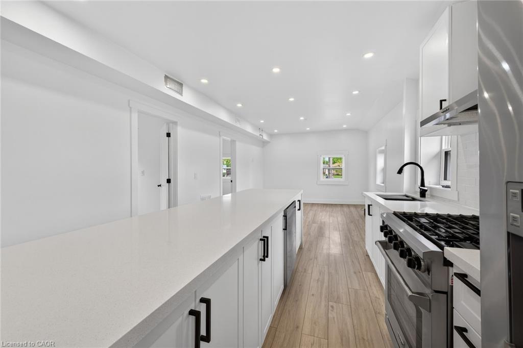 27 Cayuga Street N Property Photo 7