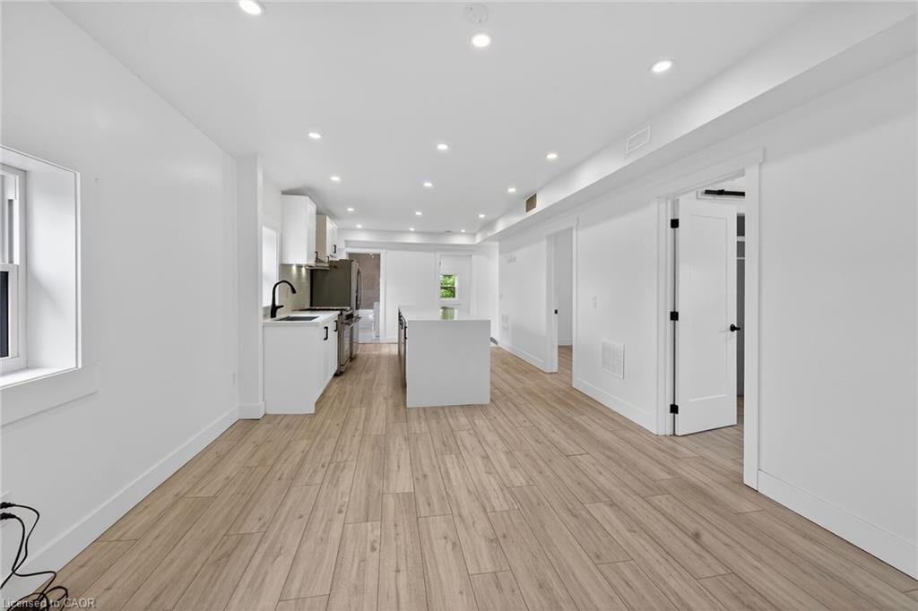 27 Cayuga Street N Property Photo 14