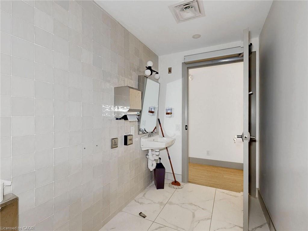 612 Upper James Street Property Photo 24