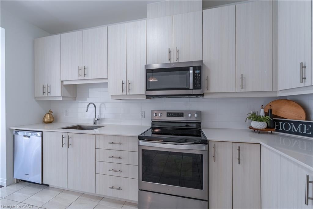 23-30 Times Square Boulevard Property Photo 16