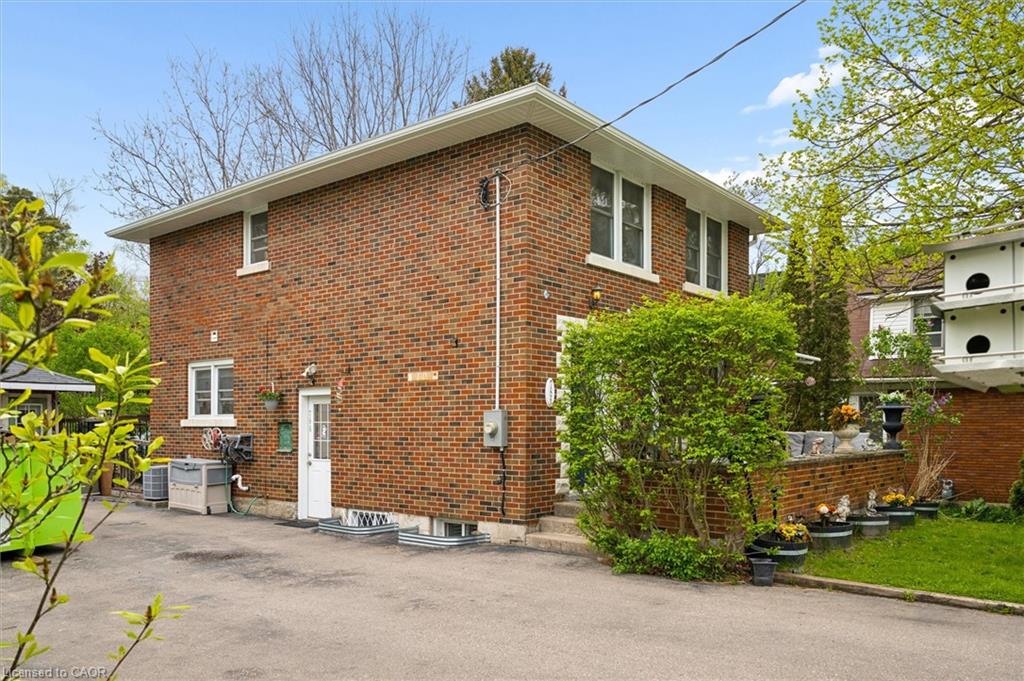 786 Stirling Avenue S Property Photo 3