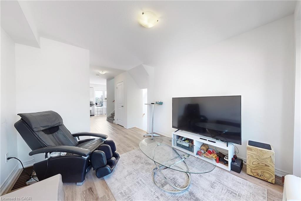 2 Reid Avenue N Property Photo 6