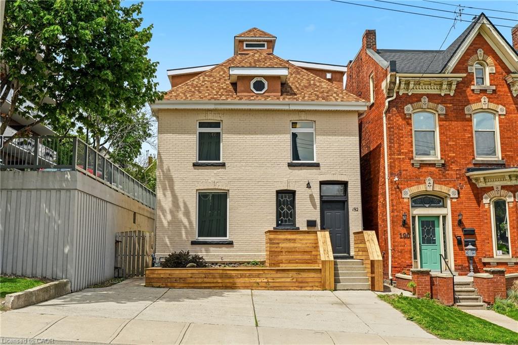 192 Catharine Street S Property Photo 1