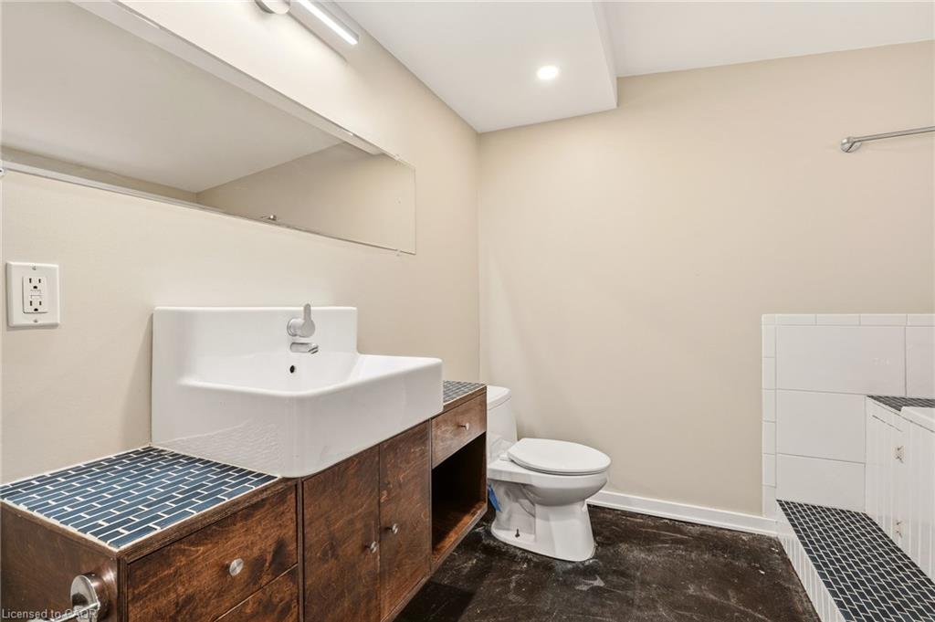 192 Catharine Street S Property Photo 31