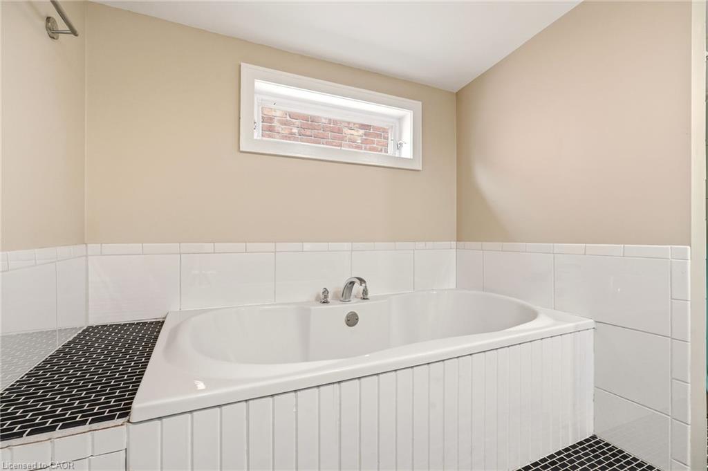 192 Catharine Street S Property Photo 32