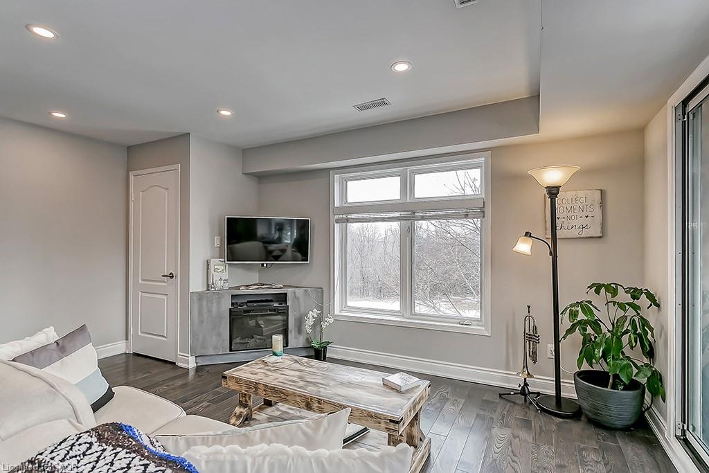 2386 Munn's Avenue E Property Photo 6