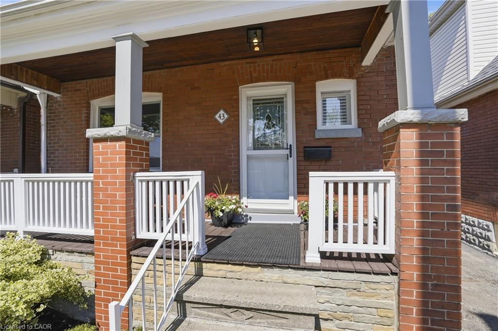 43 Cameron Avenue N Property Photo 2