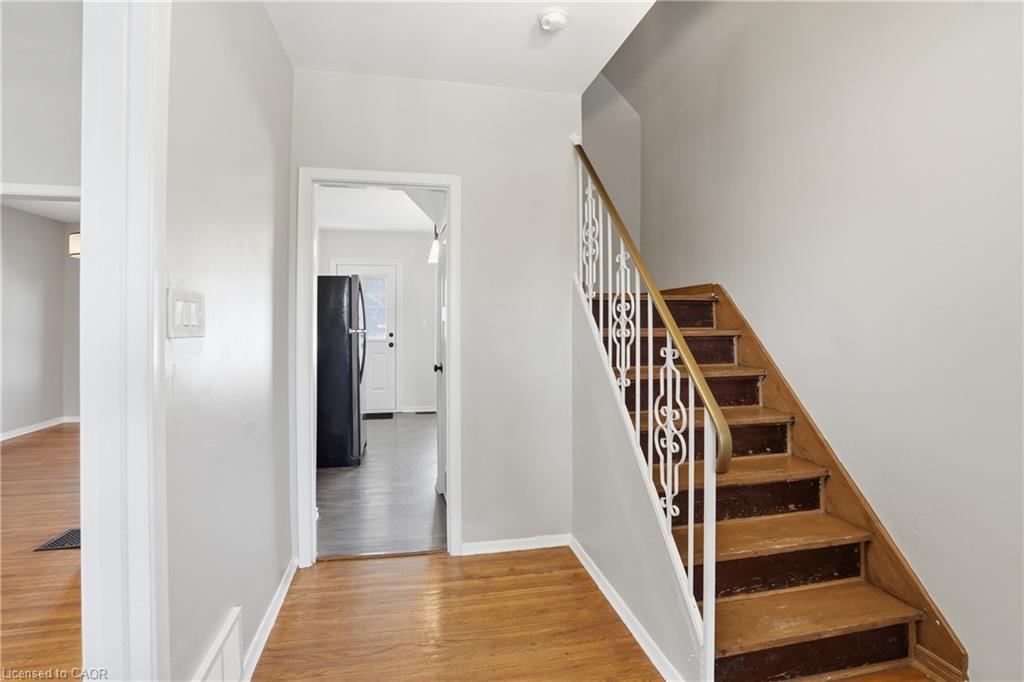 43 Cameron Avenue N Property Photo 4