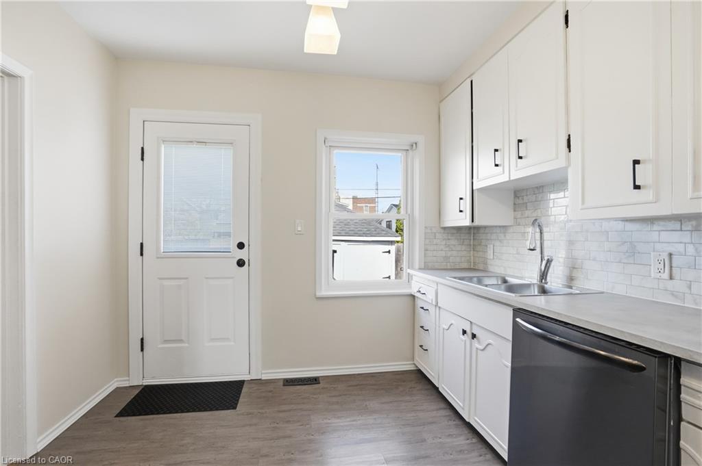 43 Cameron Avenue N Property Photo 11