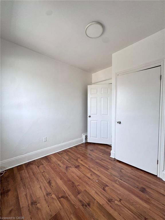 10 Fairleigh Avenue N Property Photo 4