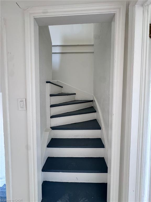 10 Fairleigh Avenue N Property Photo 7