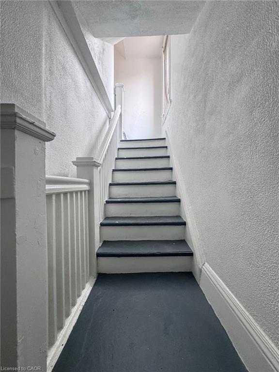 10 Fairleigh Avenue N Property Photo 9