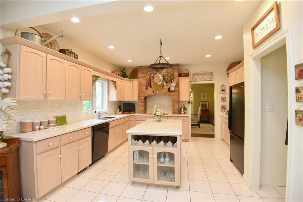 712 Robson Road Property Photo 14