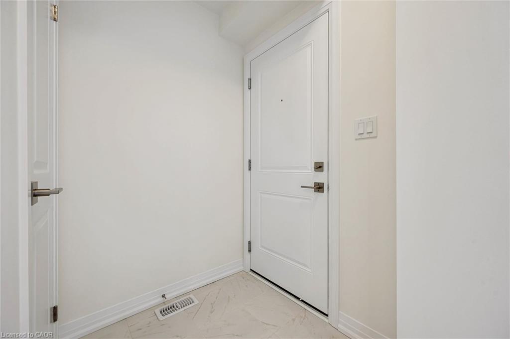 C052-525 Erinbrook Drive Property Photo 6