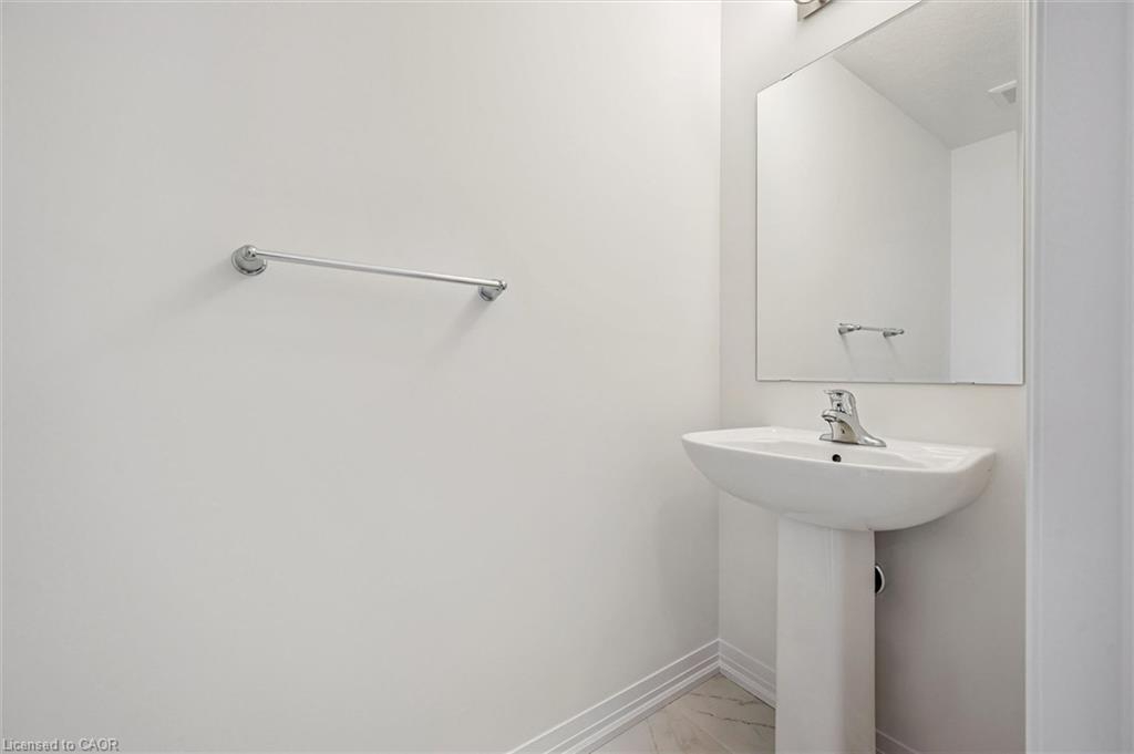 C052-525 Erinbrook Drive Property Photo 21