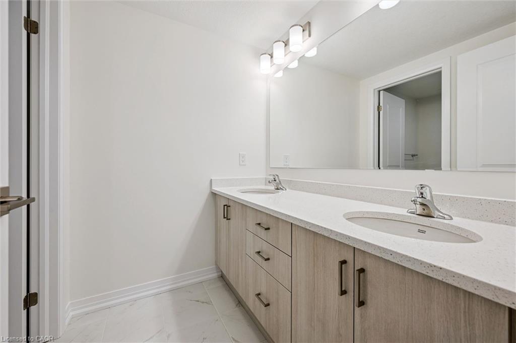 C052-525 Erinbrook Drive Property Photo 32