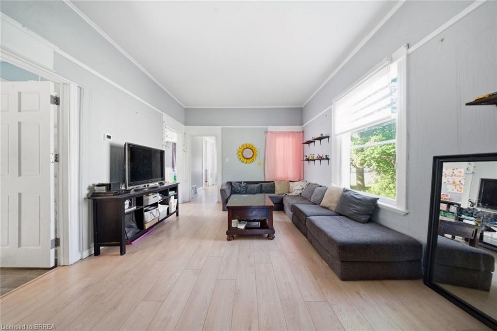 816 Colborne Street E Property Photo 16