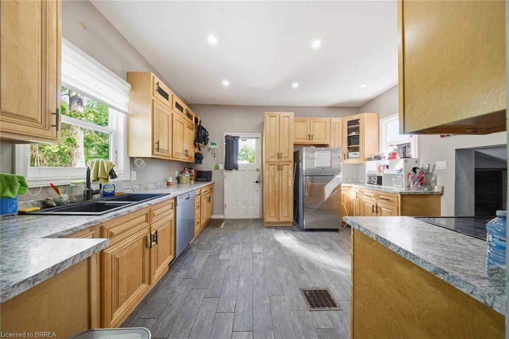 816 Colborne Street E Property Photo 18