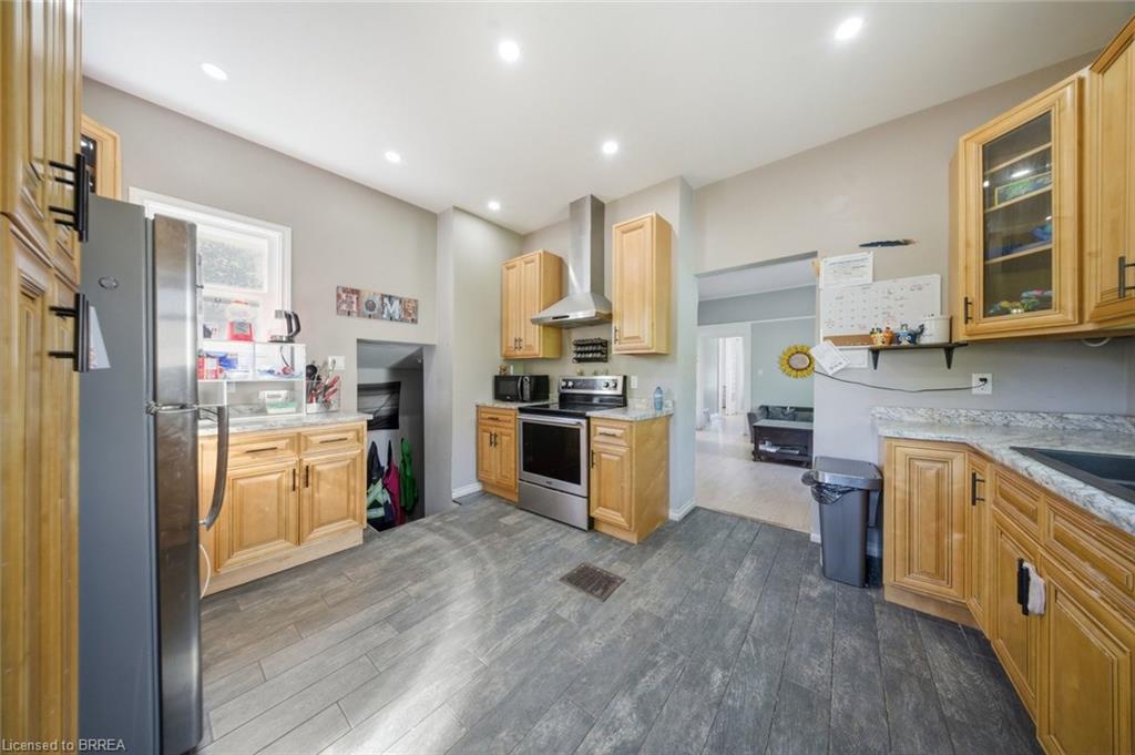 816 Colborne Street E Property Photo 21