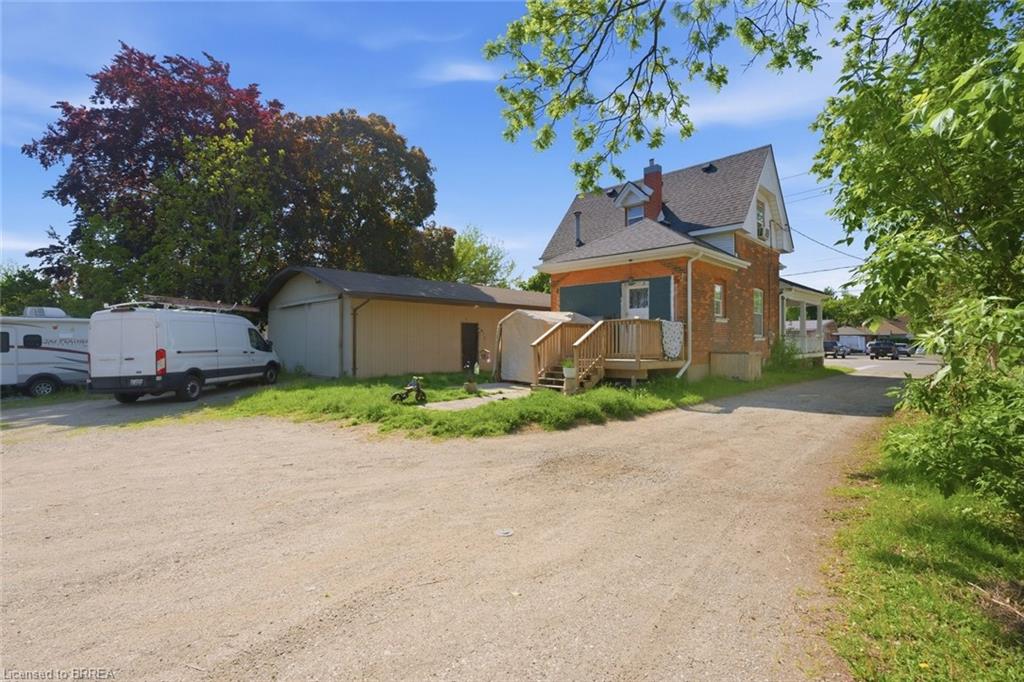 816 Colborne Street E Property Photo 32