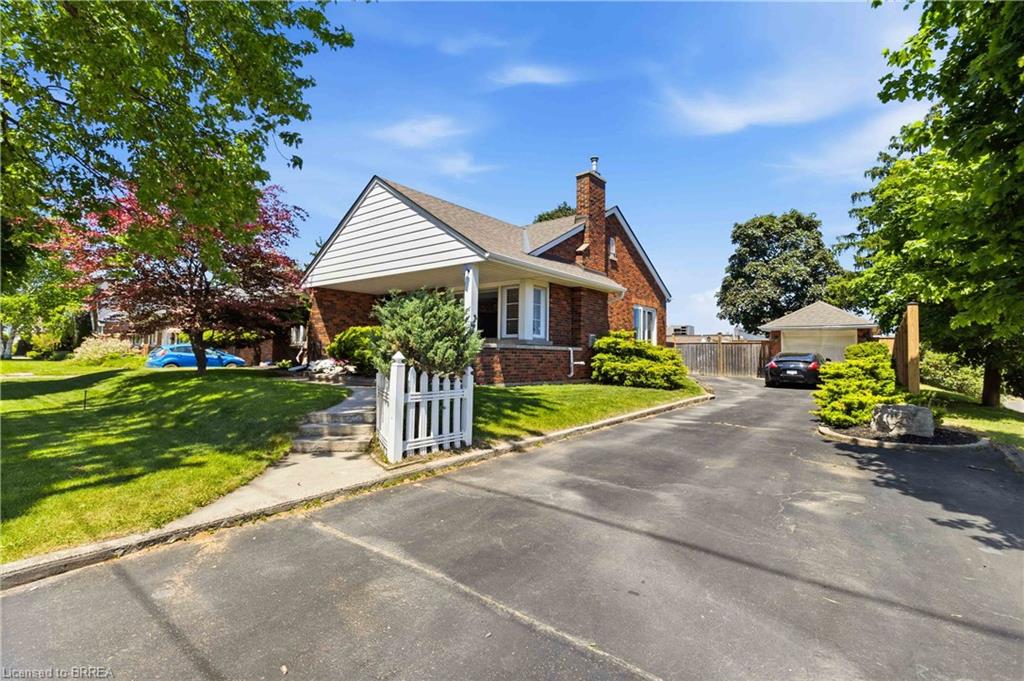 134 Queensway Drive Property Photo 1