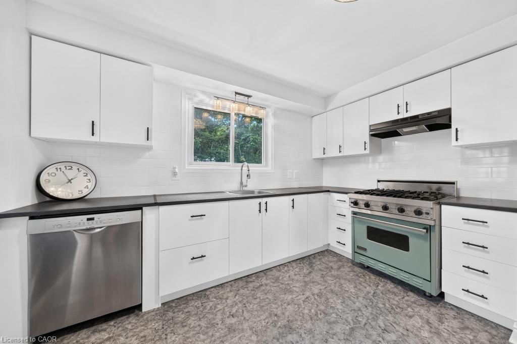 662 Montego Crescent Property Photo 18