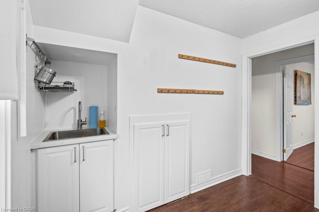 15 Melrose Avenue N Property Photo 3