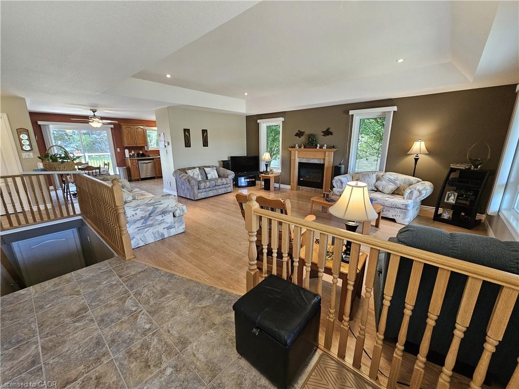 39 Ross Avenue N Property Photo 9