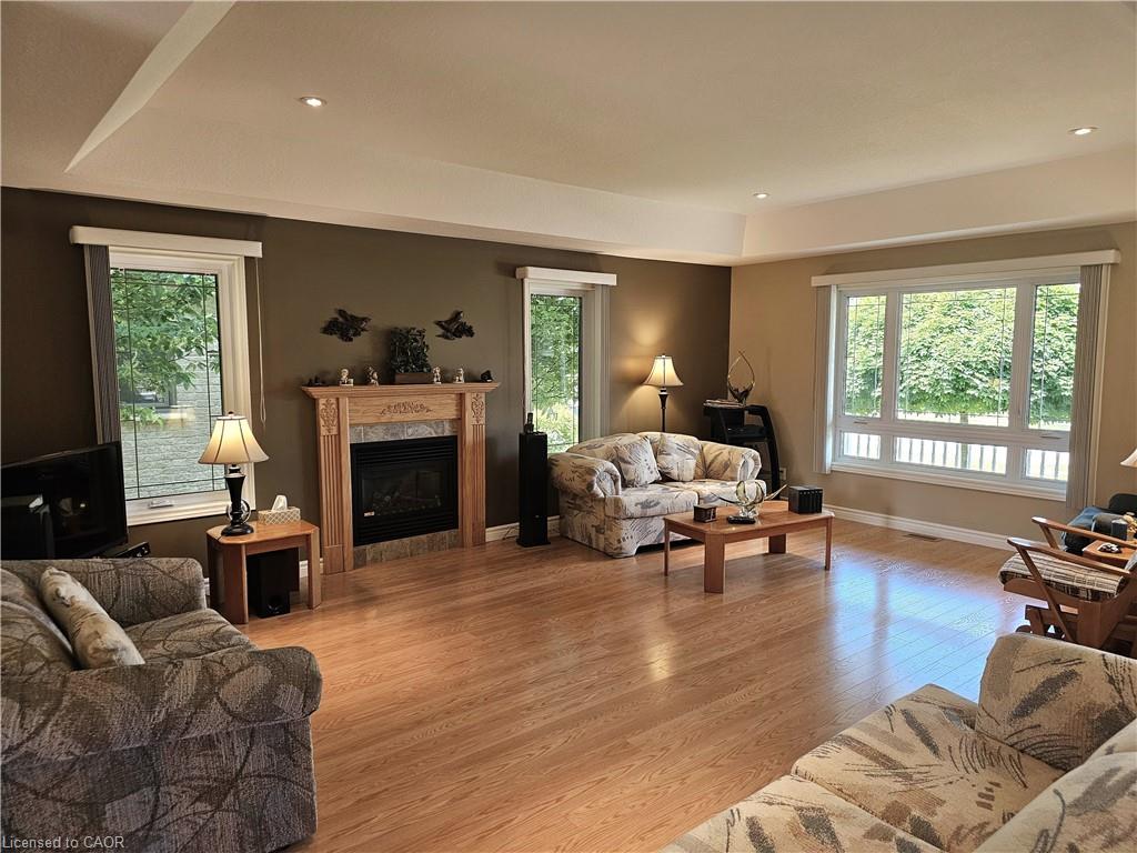 39 Ross Avenue N Property Photo 12
