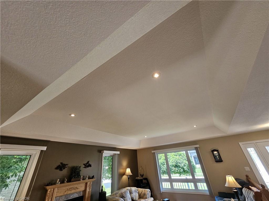 39 Ross Avenue N Property Photo 14