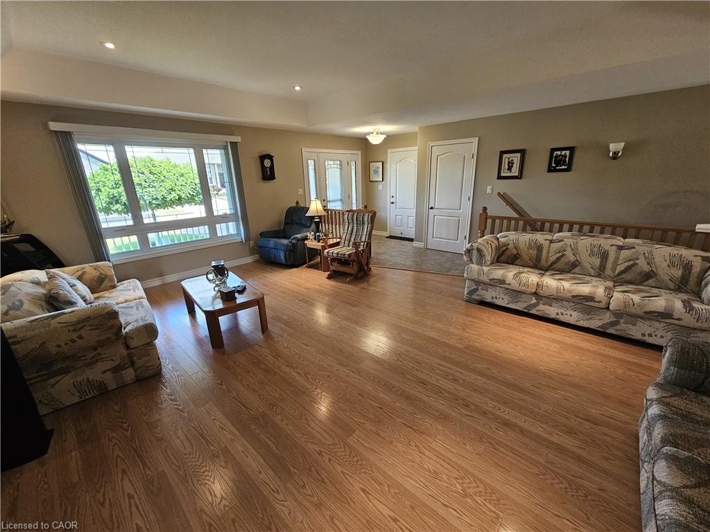 39 Ross Avenue N Property Photo 15