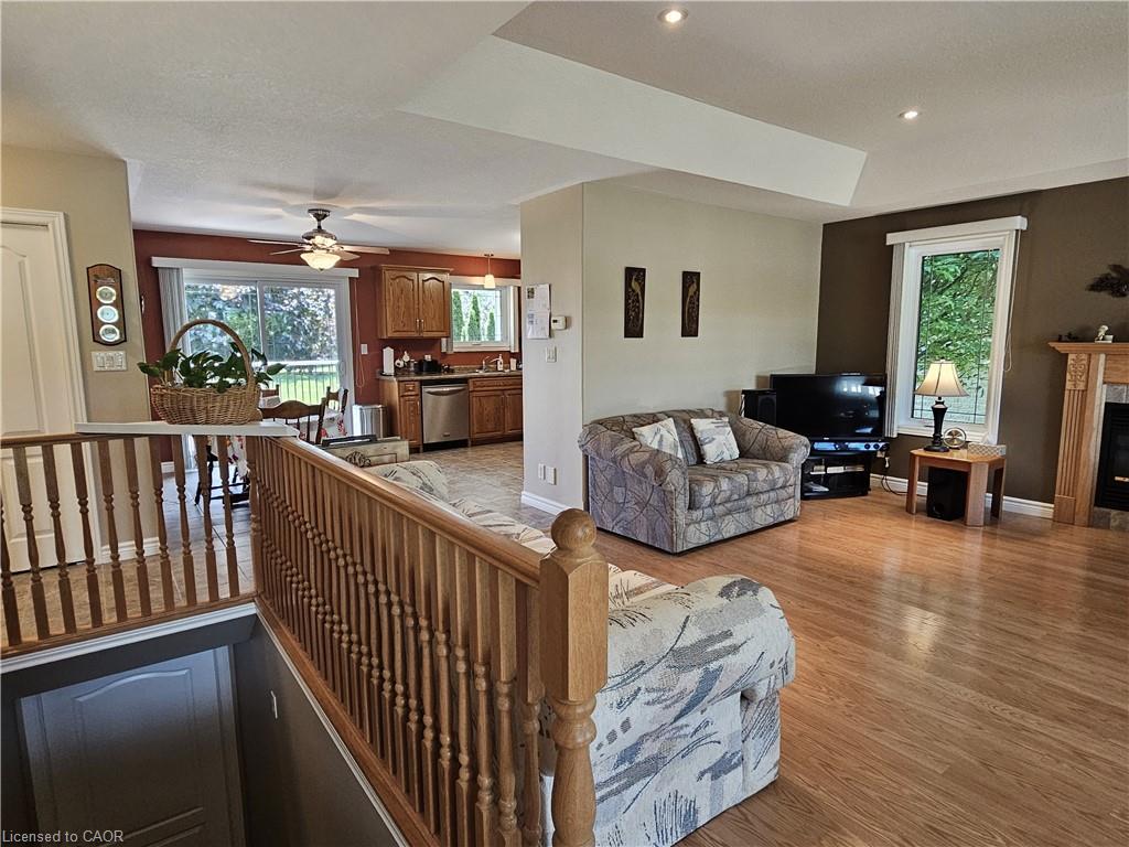39 Ross Avenue N Property Photo 18