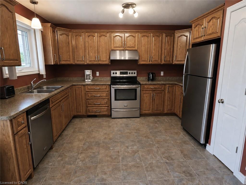 39 Ross Avenue N Property Photo 21