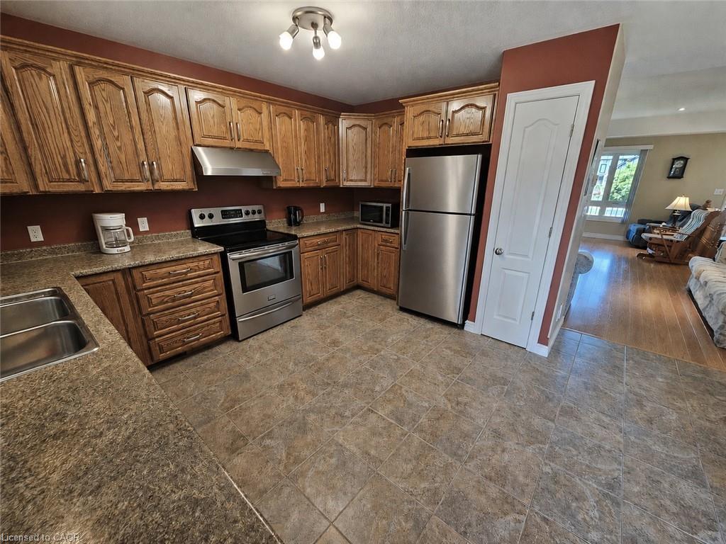 39 Ross Avenue N Property Photo 22
